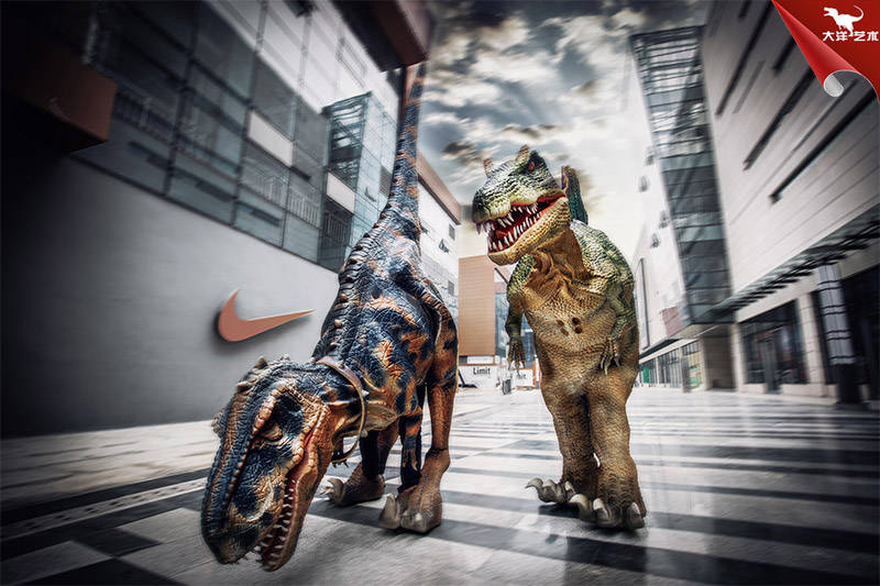 人穿恐龍衣服，人穿的恐龍服裝