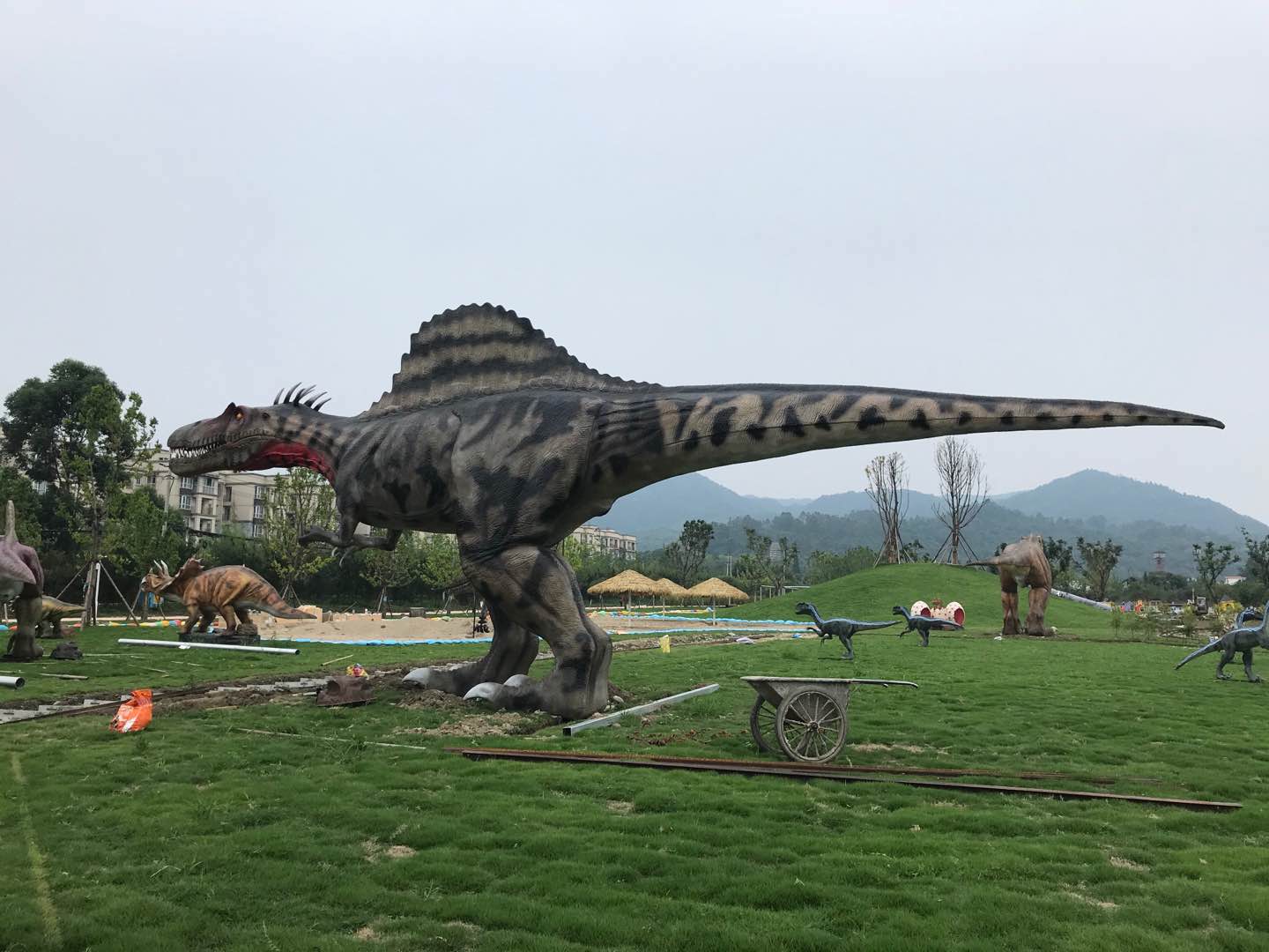 彭州科普展，仿真恐龍和仿真昆蟲安裝完成