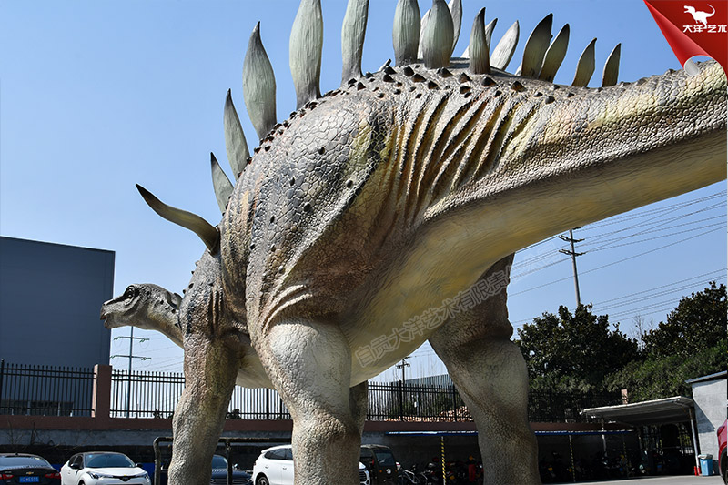 大型劍龍游樂(lè)園里的仿真恐龍模型
