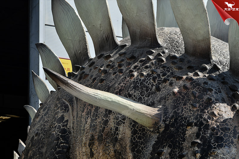 大型劍龍游樂(lè)園里的仿真恐龍模型