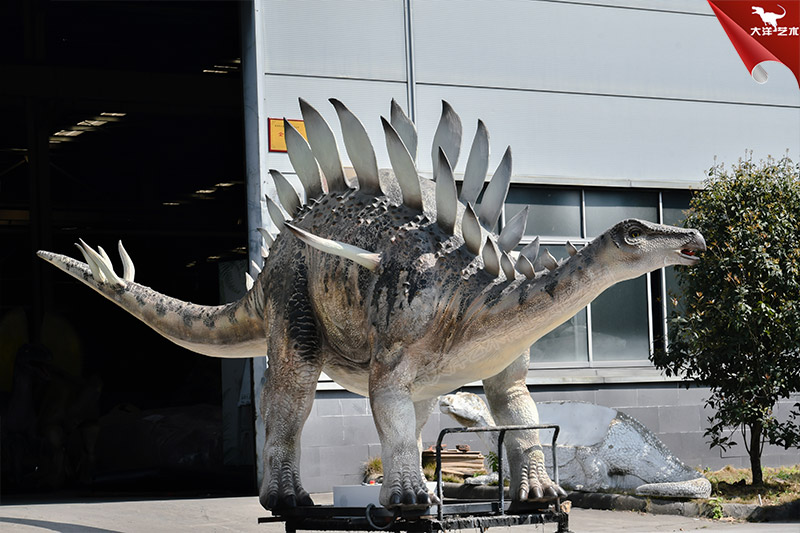 大型劍龍游樂(lè)園里的仿真恐龍模型